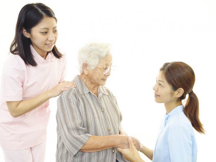 Nhu cầu thuê giúp việc chăm sóc người già tại nhà hiện nay ngày càng tăng cao